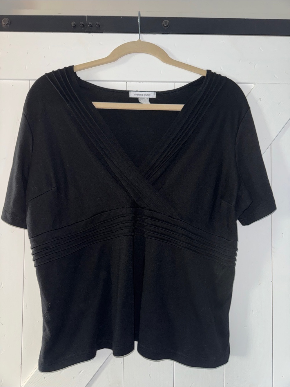 Chelsea Studio black V-neck top – size 1X ￼